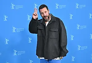 Адам Сэндлер восхищается Тейлор Свифт и Трэвисом Келси