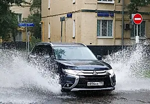 Мотору конец: три фатальные ошибки водителей в дождь