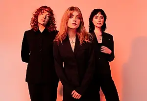 Вторжение Folk Bitch Trio: когда фолк перестаёт быть милым