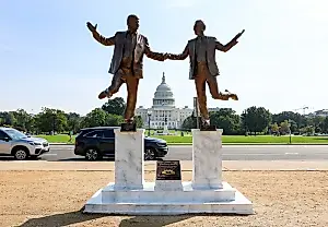 Статую Трампа и Эпстина убрали из центра Вашингтона