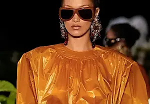 Белла Хадид возвращает моду на широкие плечи: показ Saint Laurent Весна 2026