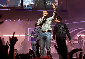 Jonas Brothers устроили музыкальную кровавую баню на юбилейном шоу