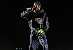 Travis Scott привёл Канье Уэста на сцену в Японии
