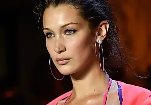 Bella Hadid convierte ropa interior de 4.000 dólares en bañador