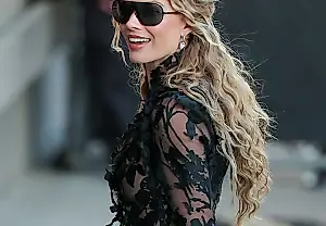 Encaje, gira promocional y el fantasma de Victoria: cómo Margot Robbie confundió Chanel con el gótico