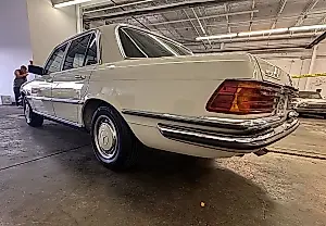 Un Mercedes congelado en el tiempo
