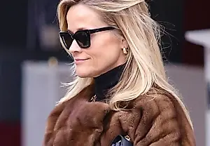 Reese Witherspoon sale a la nieve con un lujoso abrigo de piel