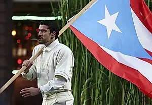 Bad Bunny y un balón con mensaje