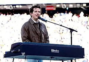 Charlie Puth inaugura la Super Bowl con el himno