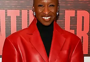 La capa de cuero rojo sangre de Cynthia Erivo: cómo convirtió la premiere en un espectáculo vampírico
