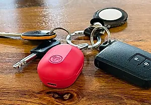 Llavero con auriculares: cómo los chinos han fusionado un AirTag con unos cascos y creado el gadget ideal para paranoicos