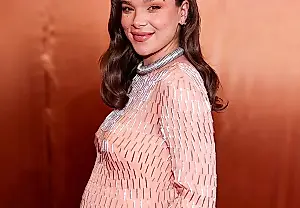 Hailee Steinfeld se inspira en los looks premamá de Rihanna