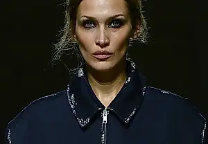 Bella Hadid desfila cuatro veces para Prada
