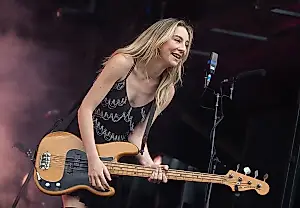 Este Haim выходит замуж на Новый год