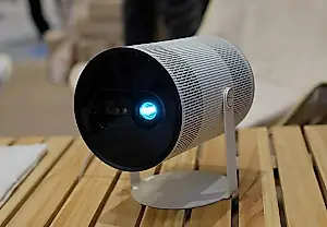 El proyector Samsung Freestyle+: más brillante, más listo y más descarado