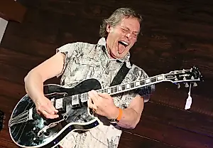 Ted Nugent monta un duelo entre músicos