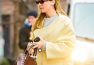 Lujo acogedor: Jennifer Lawrence devuelve la moda de las UGG y los leggings