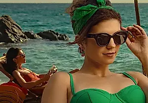 Un viaje por el armario: la serie y el vestuario de «People We Meet on Vacation»