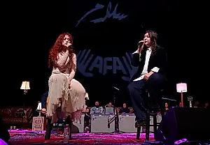 Lucy Dacus y Chappell Roan interpretan «The Book of Love» en un concierto benéfico