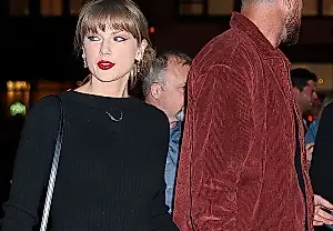 Cita de Taylor y Travis: blazers de moda y guiños a una boda