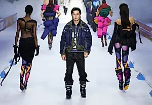La estrella de Heated Rivalry desfiló para Dsquared2 al ritmo de un remix con IA de Carly Simon