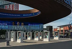 Un artista en el pabellón deportivo