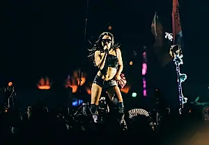 Charli XCX termina su nuevo álbum