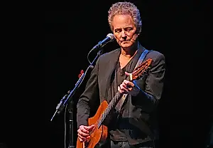 Siete cargos contra la acosadora de Lindsey Buckingham
