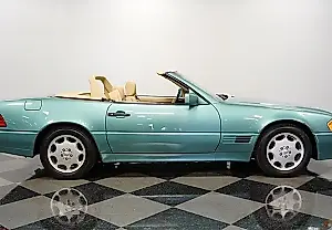 Un Mercedes SL320 poco común de los años 90