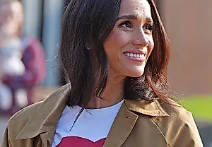 Meghan y una camiseta con mensaje
