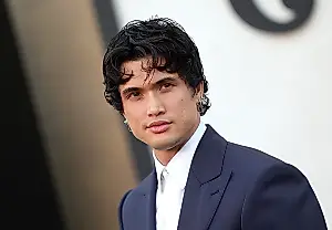 Charles Melton apuesta por directores atrevidos