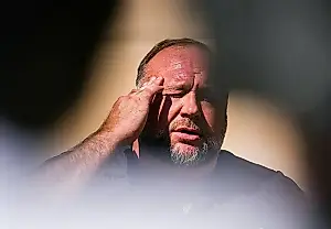 The Onion se hace con Infowars