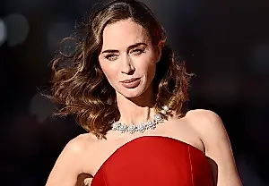 La manicura de Emily Blunt: brillo sutil y un toque rojo