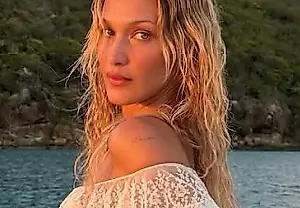 Bella Hadid se apunta a la tendencia sirena: vestido desnudo para el verano de 2026