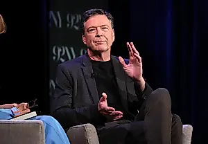 Una concha marina contra Trump: juzgan al exdirector del FBI por una amenaza en Instagram