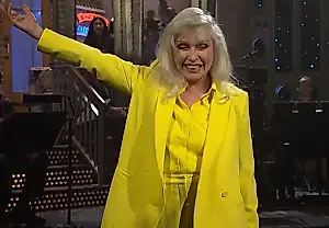 Debbie Harry presenta a Olivia Rodrigo en SNL