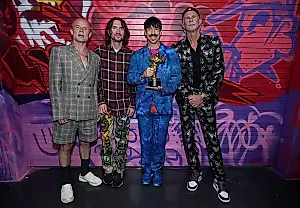 Red Hot Chili Peppers продали свой каталог записей Warner за $300 млн