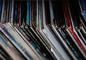 Gran redada en Luton: la policía incauta 6.500 discos de vinilo falsificados