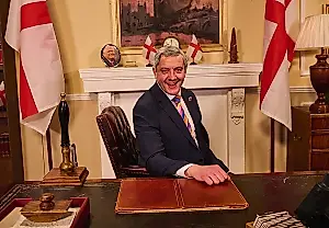Peter Serafinowicz interpreta al primer ministro Farage en «SNL UK»