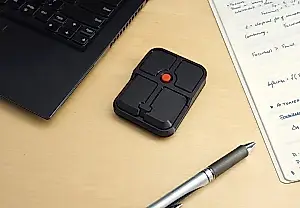 Un ratón de ordenador insólito con cuatro botones y un joystick