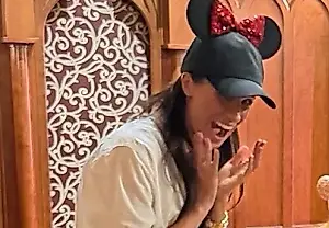 Меган Маркл в белой рубашке — и Disney тут как тут