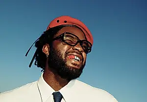 Genesis Owusu — «Redstar Wu & The Worldwide Scourge»: protesta a través del caos contemporáneo