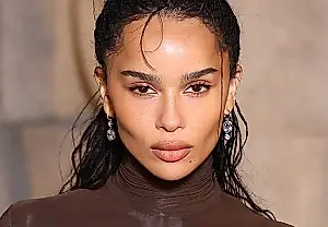 El inesperado estilo de Zoë Kravitz en el desfile de Saint Laurent