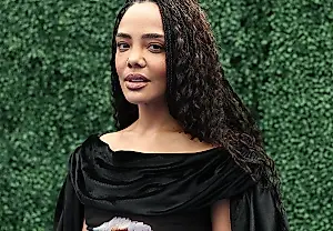 Tessa Thompson y su moño perfecto