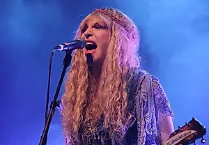 Courtney Love insinúa el regreso de Hole