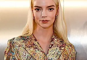 Anya Taylor-Joy revive la moda de 2005