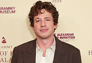 Charlie Puth, al filo de un ataque de pánico entre alitas picantes