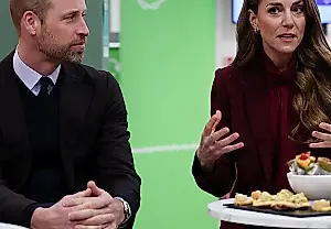 El príncipe que se apoya en ella