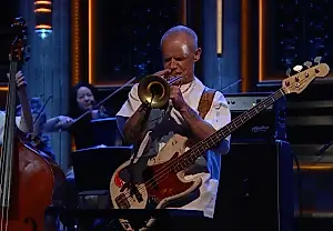 Flea sorprende con jazz en el programa de Fallon