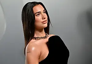 Dua Lipa cambia el escenario por la comedia